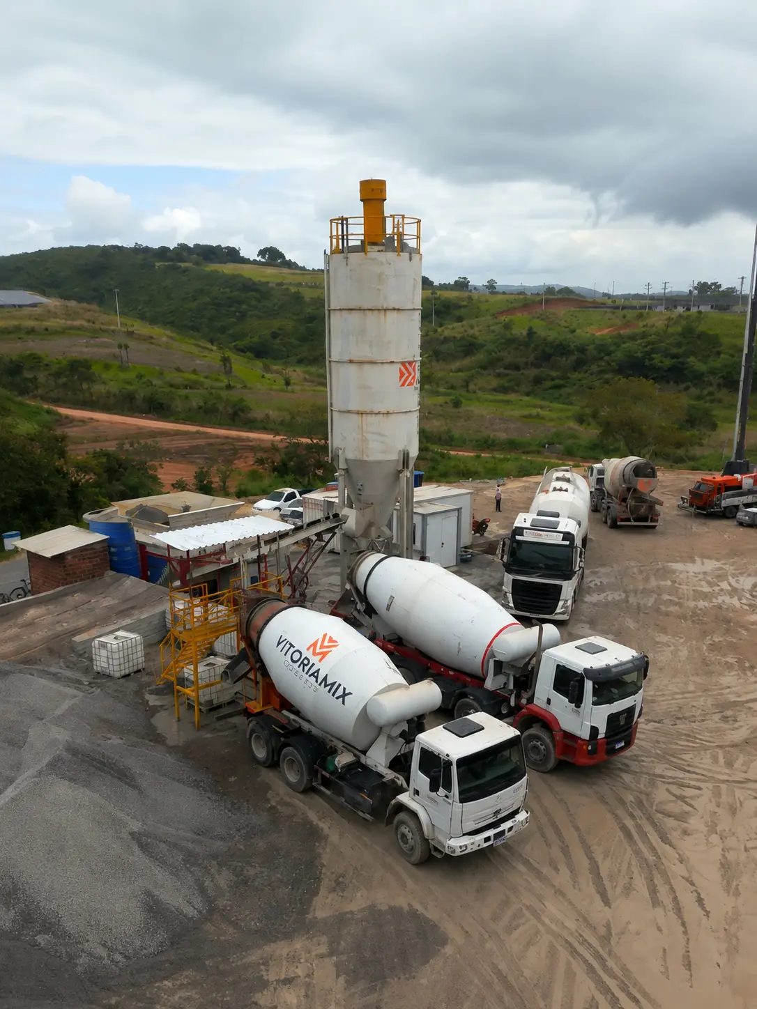 Caminhões betoneira abastecendo na torre da usina da Vitória Mix
